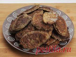 Печеночные оладьи в сметанном соусе
Печёнка – продукт, который любят далеко не все. Аппетитные печёночные оладьи в нежном сметанном соусе помогут вам раз и навсегда изменить представление о печёнке, если вы её ещё не полюбили.
Ингредиенты:
- мука - 5 столовых ложек,
- яйца - 3 шт.
- говяжья или свиная печень - 500 г,
- 1 чайная ложка соды (гашёной уксусом),
- чеснок - 3-4 зубчика,
- сметана,
- молоко - 50 г,
- петрушка или укроп,
- соль, перец по вкусу,
- оливковое масло.
Способ приготовления