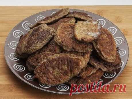 Печеночные оладьи в сметанном соусе
Печёнка – продукт, который любят далеко не все. Аппетитные печёночные оладьи в нежном сметанном соусе помогут вам раз и навсегда изменить представление о печёнке, если вы её ещё не полюбили.
Ингредиенты:
- мука - 5 столовых ложек,
- яйца - 3 шт.
- говяжья или свиная печень - 500 г,
- 1 чайная ложка соды (гашёной уксусом),
- чеснок - 3-4 зубчика,
- сметана,
- молоко - 50 г,
- петрушка или укроп,
- соль, перец по вкусу,
- оливковое масло.
Способ приготовления