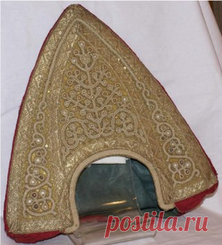 Кокошник и лестовка (четки старообрядческие) из Ростово - Ярославского архитектурно- художественного музея- заповедника.
Кокошник - XVIII в. Шитье, позумент, набойка, штоф 
Лестовка кон. XIX в. кожа, бархат, шитье по настилу, нить золотная.