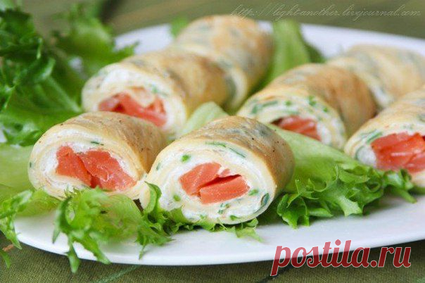 Блинные роллы с копченым лососем.