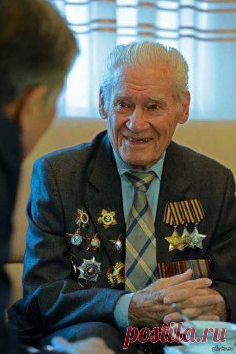К нам пригласили на урок
Седого Ветерана,
Вошел,прихрамывая он,
Но спину держал прямо.
Нам рассказал седой боец,
Как в сорок первом он,юнец,
На фронт попал,прибавив годы,
Как он отважно воевал,
Про партизанские походы,
Про то,как в плен попал,потом бежал,
Он показал нам все награды
И с гордостью нам рассказал,
Как он дошел до стен Рейхстага
И Флаг Советский воздвигал.
Советский Воин-храбрым был,
Он защищал Мир и Свободу-
Ему обязаны все мы-
Освобожденные народы.