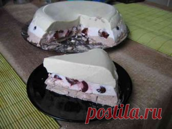 Слоеный десерт из сметаны с вишней, какао и мохито