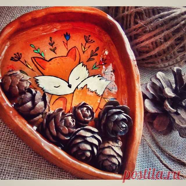 Керамическая миска-лиска... Идеальна для кормления домашних карликовых лисиц, хранения прошлогодних шишек и для хвастовства перед подружками.

А в общем, особого целевого назначения не имеет...
Как я люблю))
-
- 
Не для горячих продуктов, размер примерно 11*8 см, цена 300р, ареал обитания-магазин Елена, г. Новоуральск.
-
-
#керамика #лиса #длямелочей #счастьевдеталях #счастьевмелочах #керамикадлядома #интерьер