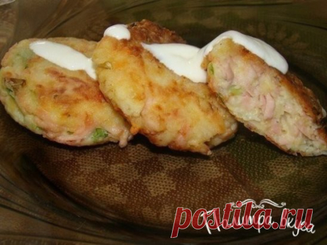 Биточки
Ингредиенты:
4 шт вареного картофеля
100 г твердого сыра
150 г ветчины
лук зеленый
соль (если нужно)
перец
2 яйца
1 столовая ложка муки
Приготовление:
Картофель, сыр и колбасу натереть на терке. Добавить яйца, лук зеленый, поперчить и если нужно посолить.
Добавить муку и все хорошо перемешать.
Обвалять в муке, сделать в виде биточков и пожарить их на сковороде.
Подаем, полив сметаной.
 #рецепт_от_подписчиков