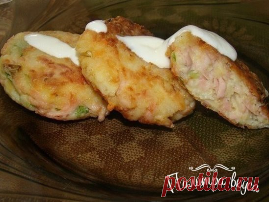 Биточки
Ингредиенты:
4 шт вареного картофеля
100 г твердого сыра
150 г ветчины
лук зеленый
соль (если нужно)
перец
2 яйца
1 столовая ложка муки
Приготовление:
Картофель, сыр и колбасу натереть на терке. Добавить яйца, лук зеленый, поперчить и если нужно посолить.
Добавить муку и все хорошо перемешать.
Обвалять в муке, сделать в виде биточков и пожарить их на сковороде.
Подаем, полив сметаной.
 #рецепт_от_подписчиков