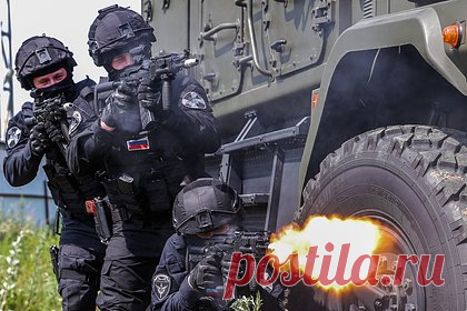 Захвативший дом в Подмосковье вооруженный мужчина обстрелял силовиков. Вооруженный мужчина, захвативший дом в элитном подмосковном поселке Шервуд, отстреливается от силовиков. Сообщается, что на месте находится подразделение СОБР Росгвардии. СК по Московской области завел уголовное дело по двум статьям, в том числе «Посягательство на жизнь сотрудников правоохранительных органов».
