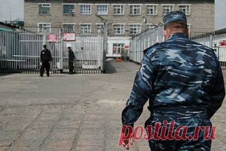 В Сибири заключенные отказались вернуться в камеры и напали на полицейских. Трое российских заключенных отказались вернуться в камеры и напали на полицейских — это произошло во дворе изолятора временного содержания (ИВС) в Нягани (ХМАО). Об этом в пятницу, 15 октября, «Ленте.ру» рассказали в региональном управлении Следственного комитета России (СКР).