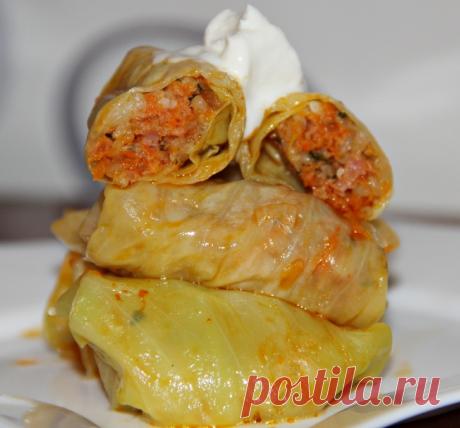 Рецепт голубцов с мясом и рисом Голубцы с мясом и рисом - это сытное и вкусное блюдо, которое идеально подходит для семейного обеда или ужина. В этом рецепте преобладает мясной фарш, что делает голубцы особенно питательными. Правильно выбранная капуста с тонкими листами позволяет приготовить миниатюрные и аккуратные голубцы.