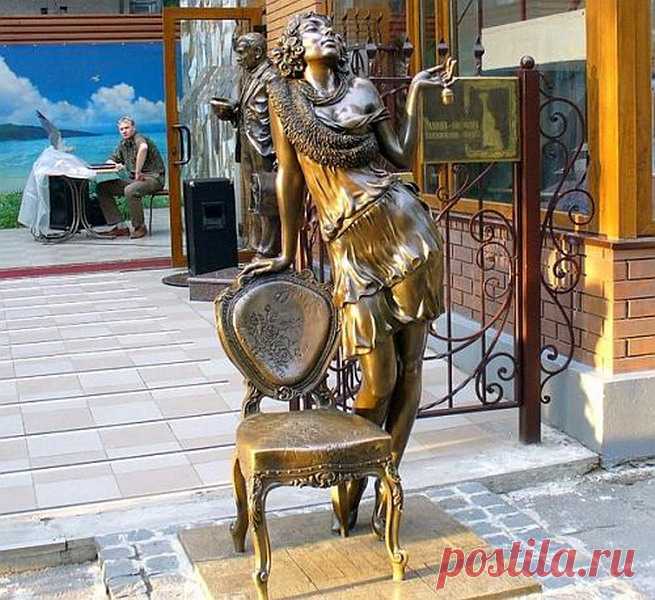 Памятник Эллочке-людоедке, Украина, г. Харьков.