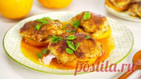 Курица по-мароккански в духовке.  Рецепт от Всегда Вкусно! Приготовьте куриные бедра по рецепту из Марокко - на тонкой подушке из ломтика апельсина, приправленную пряностями и сдобренную кусочком сливочного масла. Такое блюдо готовится легко и с успехом станет основой к праздничному столу, семейному обеду или ужину. Богатство вкусов и необычная подача приготовленной курицы, покорит любого гурмана.