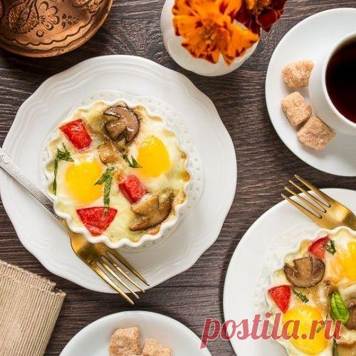 ЯЙЦА КОКОТ С БЕЛЫМИ ГРИБАМИ И ПОМИДОРАМИ