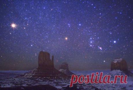Добро пожаловать на проект &quot;Ночной мир&quot;. На этой фотографии, снятой в долине Монументов в США, запечатлено ночное небо, которое можно увидеть из любого места во всем мире, а передним планом служит живописный пейзаж со знаменитыми скалами. Скалы-останцы, сложенные из твердых вулканических пород, остались после того, как окружающие их более мягкие породы были размыты водой. Две скалы слева на картинке известны как &quot;Рукавицы&quot;, а справа видна скала Меррик.