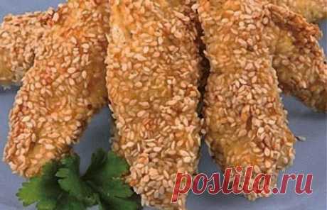 КОТктейль Вкусные куриные &quot;пальчики&quot;

Куриное филе - 500 гр.
Яйцо - 1 шт.
Панировочные сухари 0,5 стакана
Измельченный чеснок - 2 зубчика
Кунжут - 1-2 ст. ложки.

 приготовление:
Куриное филе промыть, осушить и нарезать полосками.
Яйцо взбить и поочерёдно окунуть в него каждую полоску из куриного филе, после чего обвалять его в специях, панировочных сухарях и кунжуте.
Запекать на разогретой сковороде в оливковом или другом растительном масле до золотистого цвет сторон