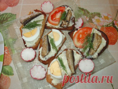 Бутерброды со шпротами и сырным кремом