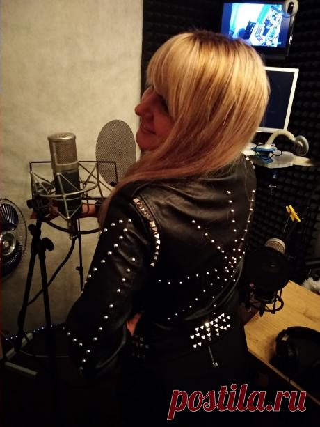 Запись песни проводится с помощью и подсказками опытного звукорежиссёра за 1-2 часа работы на студии
с подбором тональности и записью дублей.
Монтаж, обработка и сведЕние песни (трека) входят в стоимость и делаются или в день записи, или в последующие 3-5 дней.

- Запись песни под минус - 5 тыс. руб., под гитару и электропиано - 6 тыс.руб. 
- Спеть дуэтом, трио, квартетом и тд. + 1,5 тыс. руб. за каждый дополнительный голос.
Интересно? Звоните за подробностями! +79057912699