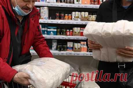 «Лента» ввела ограничения на продажу некоторых товаров. В «Ленте» ввели ограничение на количество товаров в одни руки при покупках как в магазинах, так и онлайн. Они распространяются на крупы, чай, кофе, сахар, муку, продукты быстрого приготовления, приправы, соусы, консервы, масла, косметику, средства для стирки, туалетную бумагу, детскую бытовую химию, подгузники.