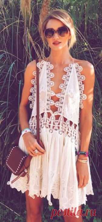 Bracelets and lace – Rosie Huntington-Whiteley looked spellbinding at Coachella in our Spring-Summer 2015 summer dress and sunglasses, April 2015. #chloeGIRLS