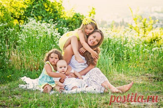 Как оставаться настоящей женщиной, когда на первый план выходит роль мамы?
Рождение ребенка зачастую кардинально меняет женщину. Мало того, что она получает мощный выброс гормонов, который влияет на ее здоровье: плохой сон, капризы, плач. Она буквально погружается в роль матери, абсолютно игнорируя супруга и не обращая внимания на свой внешний вид. Это очень плохо! Потому что парень чувствует себя брошенным и отвергнутым. Его не так интересуют […]
Читай дальше на сайте. Жми подробнее ➡