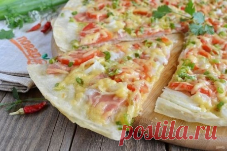 ПИЦЦА НА ЛАВАШЕ В ДУХОВКЕ
Приготовить пиццу на лаваше проще простого! Не нужно возится с тестом, да и времени много не требуется. 
Для этого рецепта подойдет любая готовая начинка: колбаса, маринованные или жареные грибочки, курочка, овощи . Главное — иметь под рукой два лаваша, майонез и духовку! 
Ингредиенты:
Лаваш тонкий — 2 шт
Майонез или кетчуп — 4 ст. л
Сыр твердый — 120-150 гр.
Колбаса — 100 гр.
Лук — 1-2 шт.
Помидор — 1 шт
Зеленый лук — 1 пучок
Количество порций: 8 
Приготовление:
1.
