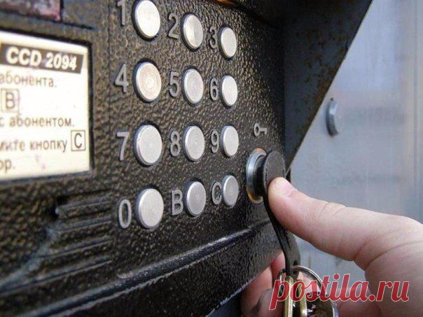 КАК ЛЕГКО ОТКРЫТЬ ЛЮБОЙ ДОМОФОН 

Код "VIZIT" - *#4230 или *#423 
Код "CYFRAL" - (буква - "B") 100 (буква - "B") 7272 
Код "METACOM" - 65535-1234-8 
Код "ELTIS" - (буква - "B") 1234-2-1-3-3-123
