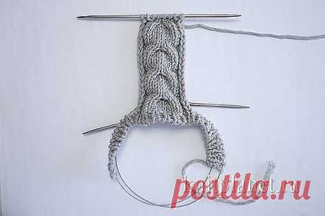 Следки-тапочки спицами Marta
Описание модели
Следки-тапочки связаны спицами узором Рис (Мох). Мысок связан узором Коса. По верхнему краю тапочек резинка 1 х 1. Тапочки вяжутся от резинки, затем мысок, боковая часть и подошва. Следки-тапочки вяжутся двумя спицами на леске. Но короткие носочные спицы вам все же пригодятся  для вязания косы и для вспомогательных операций. Есле вам удобнее, можно вязать на носочных спицах распределив петли так, как это показано на фотографии н...