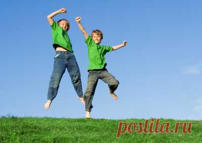 При наличии энтузиазма вы можете достичь всего. Энтузиазм — это блеск ваших глаз, стремительность походки, крепость рукопожатия, непреодолимый прилив энергии и воли для претворения в жизнь ваших идей. Энтузиазм — краеугольный камень всего прогресса! Только с ним возможен успех. Без него у вас есть только возможности.
Генри Форд