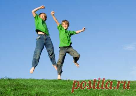 При наличии энтузиазма вы можете достичь всего. Энтузиазм — это блеск ваших глаз, стремительность походки, крепость рукопожатия, непреодолимый прилив энергии и воли для претворения в жизнь ваших идей. Энтузиазм — краеугольный камень всего прогресса! Только с ним возможен успех. Без него у вас есть только возможности.
Генри Форд