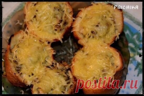 Сегодня на ужин очень простое и вкусное блюдо -
ГНЁЗДЫШКИ С КУРИЦЕЙ И ГРИБАМИ В МУЛЬТИВАРКЕ!
ИНГРЕДИЕНТЫ:
куриное филе  300 гр.
батон 1 шт.
лук 1 шт.
молоко 1 стакан (250 мл.)
сыр 100 гр.
грибы 150 гр.
зелень по вкусу
соль, перец по вкусу
растительное масло для смазывания кастрюльки
ПРИГОТОВЛЕНИЕ:
Курицу, лук, грибы, зелень мелко нарезать.
Батон нарезать на ломтики толщиной 2-3 см.
Кусочки батона пропитать молоком, немного отжать.
В каждом кусочке сделать небольшое углубление(просто прод