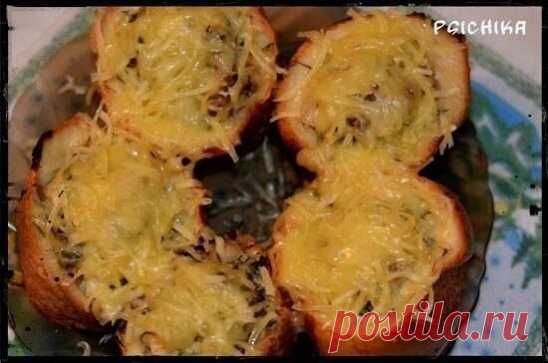Сегодня на ужин очень простое и вкусное блюдо -
ГНЁЗДЫШКИ С КУРИЦЕЙ И ГРИБАМИ В МУЛЬТИВАРКЕ!
ИНГРЕДИЕНТЫ:
куриное филе  300 гр.
батон 1 шт.
лук 1 шт.
молоко 1 стакан (250 мл.)
сыр 100 гр.
грибы 150 гр.
зелень по вкусу
соль, перец по вкусу
растительное масло для смазывания кастрюльки
ПРИГОТОВЛЕНИЕ:
Курицу, лук, грибы, зелень мелко нарезать.
Батон нарезать на ломтики толщиной 2-3 см.
Кусочки батона пропитать молоком, немного отжать.
В каждом кусочке сделать небольшое углубление(просто прод