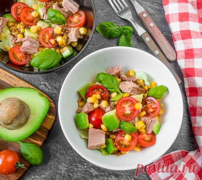 Салат с тунцом и авокадо на Вкусном Блоге Этот вкуснейший сытный салат готовится очень просто – для него не нужно даже плиту включать. Все нарезать, приготовить заправку – и готово! Быстрый легкий ужин готов. Главное – выбрать в магазине хорошее авокадо – уже спелое, но еще не разлазящееся в кашу от одного нажатия. Помидоры черри в данном случае…