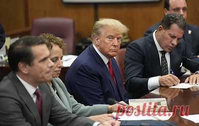 Трамп заявил в суде, что не признает себя виновным. Источники сообщили, что в суде Манхэттена начался процесс выдвижения обвинений