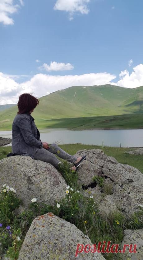Մերոնցով.....
Այս Եդեմական բնաշխարհի գրկում հոգեպես կտրվելով աշխարհիկ առօրյա հոգսերից, վերերկրային թևեր առնելով,ոչ միայն միտքդ,այլև հուզմունք ապրող ողջ զգայական աշխարհդ է վերերկրային տիրույթ տեղափոխվում:
Ինձ այն ծաղկաբույր լեռներն են տանում
Այն բարձունքներն են ինձ տանում կրկին,
Ուր մարդն ամպերին վերից է նայում,
Վերից է նայում արծվի ճախրանքին։
