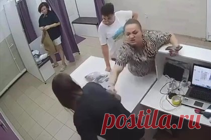 В России учительница и замдиректора лицея избили сотрудницу ПВЗ и попали на видео