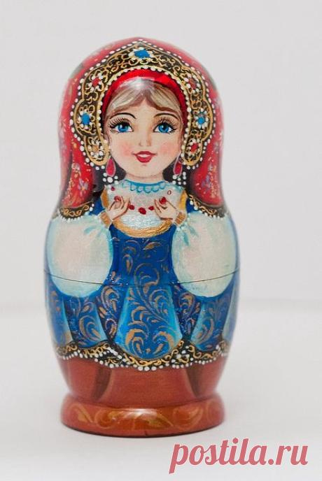 (262) Russia Souvenirs autor's dolls nesting by Artworkshop1, via Flickr | dolls