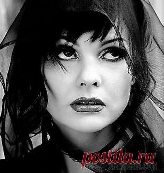 Ах, эти женщины... (Стих) ...Хоть и рождён я в просвещённый век, но разгадать не смог Великой тайны:- Коснётся взглядом лишь любимый человек и ты в плену божественных  желаний... Автор.Ах, эти женщины...Их странные слова...А к...