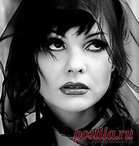 Ах, эти женщины... (Стих) ...Хоть и рождён я в просвещённый век, но разгадать не смог Великой тайны:- Коснётся взглядом лишь любимый человек и ты в плену божественных  желаний... Автор.Ах, эти женщины...Их странные слова...А к...