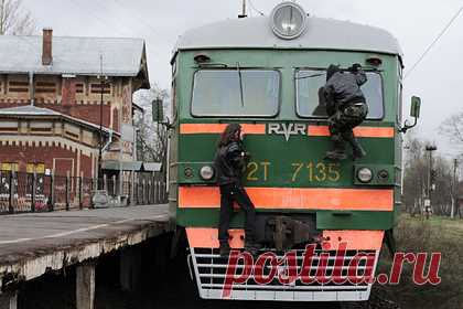 Госдума одобрила повышение одного штрафа в России в 40 раз. Депутаты Госдумы одобрили во втором чтении увеличение штрафов для зацеперов в 40 раз. Таким образом, один штраф в России будет увеличен со 100 рублей до четырех тысяч рублей. Данный проект предусматривает усиление административной ответственности за посадку, высадку граждан на ходу поезда или проезд на подножках.