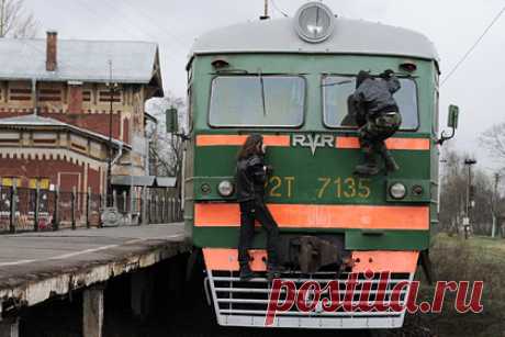 Госдума одобрила повышение одного штрафа в России в 40 раз. Депутаты Госдумы одобрили во втором чтении увеличение штрафов для зацеперов в 40 раз. Таким образом, один штраф в России будет увеличен со 100 рублей до четырех тысяч рублей. Данный проект предусматривает усиление административной ответственности за посадку, высадку граждан на ходу поезда или проезд на подножках.