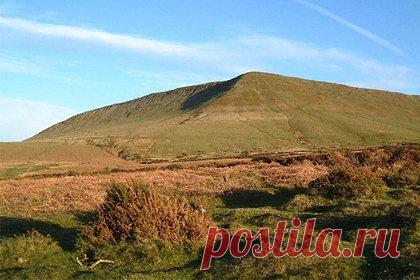 Обнаружен очередной таинственный стальной монолит. В Уэльсе появился таинственный стальной монолит. Местные жители обнаружили необычный объект на холме Хей-Блафф возле городка Хей-он-Уай. Впервые его заснял местный спортсмен Ричард Хайнс, который часто совершает пробежку в этих местах. Подобные металлические конструкции уже находили в 2020 году.