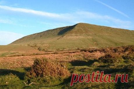 Обнаружен очередной таинственный стальной монолит. В Уэльсе появился таинственный стальной монолит. Местные жители обнаружили необычный объект на холме Хей-Блафф возле городка Хей-он-Уай. Впервые его заснял местный спортсмен Ричард Хайнс, который часто совершает пробежку в этих местах. Подобные металлические конструкции уже находили в 2020 году.