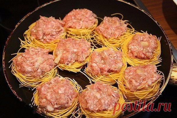 "Гнезда" с фаршем и сыром