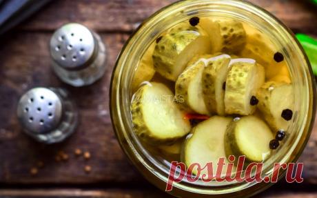 Patys traškiausi marinuoti agurkėliai žiemai Man tai patys skaniausi ir traškiausi agurkėliai. Juos kažkada seniai atradau pas Iną tinklaraštyje ir nuo tada gaminu kasmet. Tik cukraus aš dedu vos vos mažiau negu Ina, nes man taip skaniau. Agurkėliai pagal šį receptą gaunasi super traškūs.