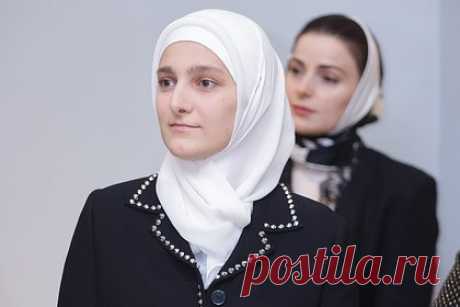 В Кремле прокомментировали назначение дочери Кадырова вице-премьером Чечни. За кадровую политику в регионах России отвечают руководители субъектов. Об этом, реагируя на назначение дочери Рамзана Кадырова на пост вице-премьера Чечни, заявил официальный представитель Кремля Дмитрий Песков. «Это кадровое назначение внутри региона, это прерогатива главы региона», — сказал он.