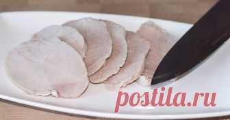 Вкуснейшая ветчина в домашних условиях Автор рецепта IrinaCooking Вкуснейшая ветчина в домашних условиях - пошаговый рецепт с фото. Предлагаю приготовить домашнюю ветчину. Её очень удобно использовать вместо колбасы для бутербродов на завтрак. К тому же она гораздо полезнее, потому что сделана из натурального мяса. Настоящие колбасники конечно скажут, что без нитритной соли ветчины не бывает. И что вообще это не ветчина, а кусок вареного мяса. Не стану спорить.  Для рассол...