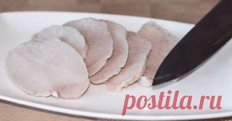 Вкуснейшая ветчина в домашних условиях Автор рецепта IrinaCooking Вкуснейшая ветчина в домашних условиях - пошаговый рецепт с фото. Предлагаю приготовить домашнюю ветчину. Её очень удобно использовать вместо колбасы для бутербродов на завтрак. К тому же она гораздо полезнее, потому что сделана из натурального мяса. Настоящие колбасники конечно скажут, что без нитритной соли ветчины не бывает. И что вообще это не ветчина, а кусок вареного мяса. Не стану спорить.  Для рассол...