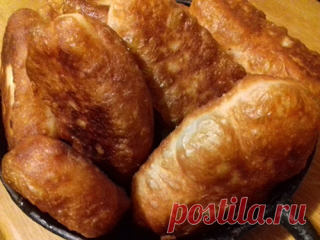 Пушистые пирожки-лаптёхи, которые бабули продают на Дмитровке по пути из Москвы в Дубну. Я всё-таки узнала рецепт!

У меня не было еще ни одного случая, чтобы, направляясь в Дмитров или Дубну я не высматривала небольшой «базарчик», а точнее, просто рядок молодух и бабушек, которые стоят у обочины со своими сундуками и вёдрами с аппетитными жареными пирожками. Кто ездил, тот не мог не заметить. И я даже как-то писала о них. Но в первый раз мне удалось поговорить с девушкой ...