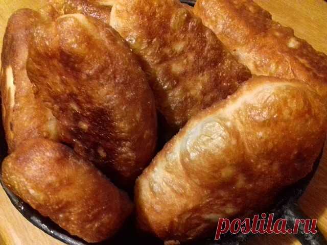 Пушистые пирожки-лаптёхи, которые бабули продают на Дмитровке по пути из Москвы в Дубну. Я всё-таки узнала рецепт!

У меня не было еще ни одного случая, чтобы, направляясь в Дмитров или Дубну я не высматривала небольшой «базарчик», а точнее, просто рядок молодух и бабушек, которые стоят у обочины со своими сундуками и вёдрами с аппетитными жареными пирожками. Кто ездил, тот не мог не заметить. И я даже как-то писала о них. Но в первый раз мне удалось поговорить с девушкой ...