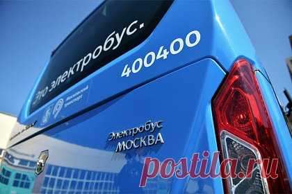 Машина скорой помощи столкнулась с электробусом в Москве
