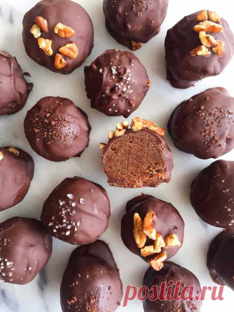 Fudgy Brownie Batter Truffles (made with chickpeas!) - rachLmansfield Fudgy Brownie Batter Truffles made with chick peas for a healthy, vegan and grain-free dessert! Plus they have extra protein from chickpeas!