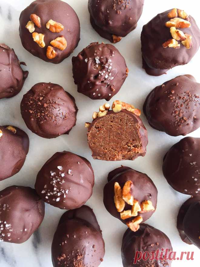 Fudgy Brownie Batter Truffles (made with chickpeas!) - rachLmansfield Fudgy Brownie Batter Truffles made with chick peas for a healthy, vegan and grain-free dessert! Plus they have extra protein from chickpeas!